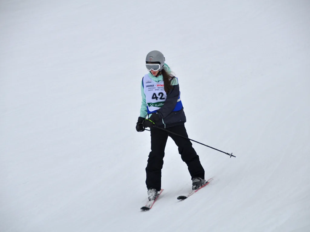 Skifahrerin mit Startnummer 42 auf der Rennstrecke.